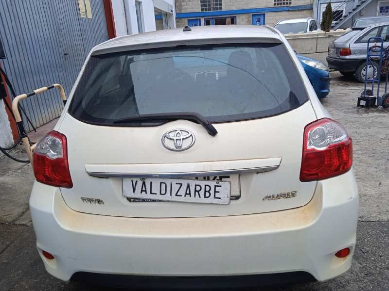 toyota auris del año 2012