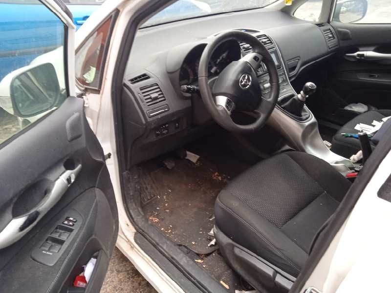 toyota auris del año 2012