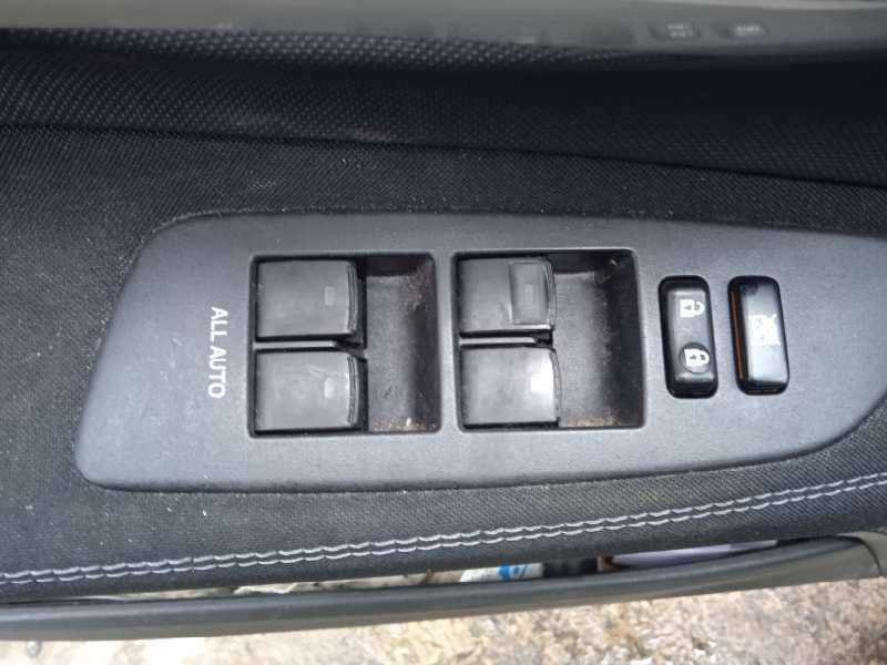 toyota auris del año 2012