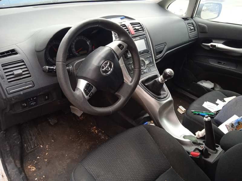 toyota auris del año 2012