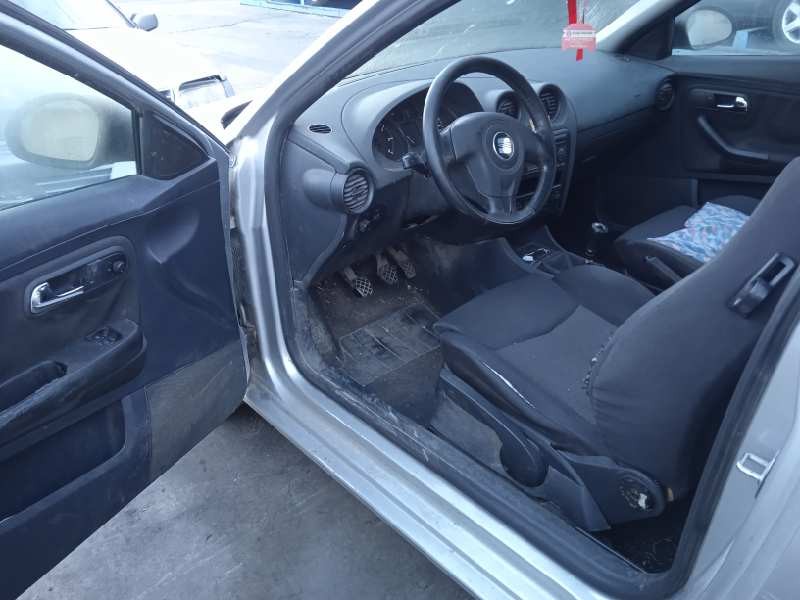 seat ibiza (6l1) del año 2002