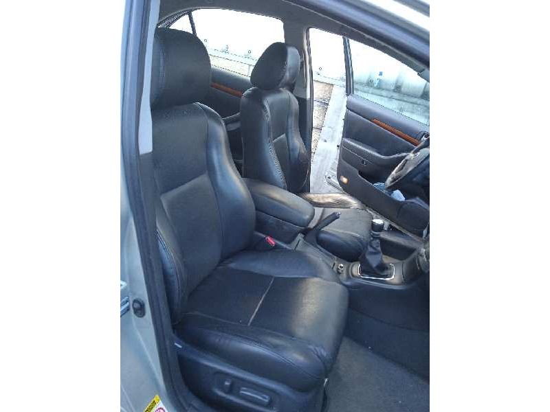 toyota avensis berlina (t25) del año 2006