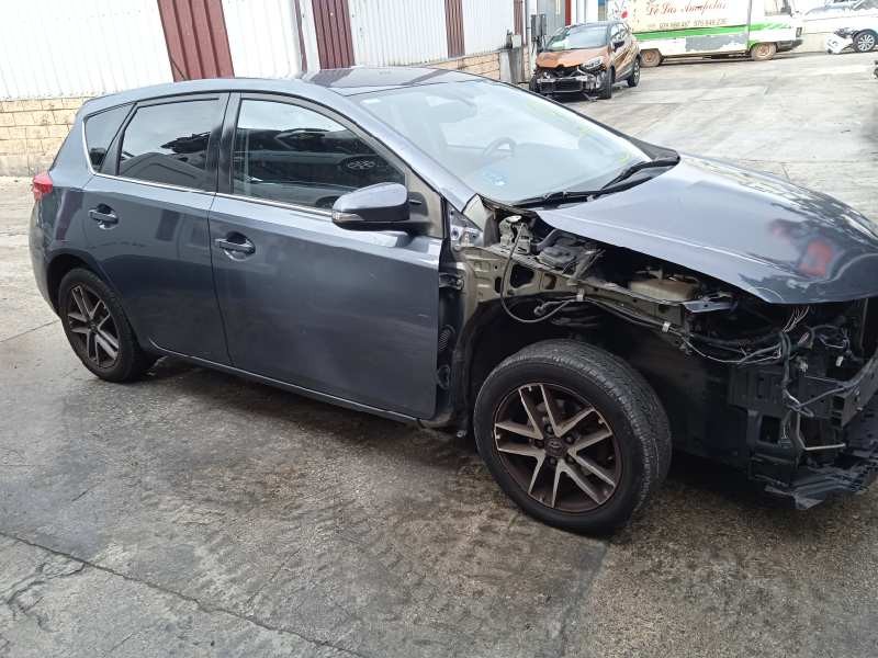 toyota auris del año 2015