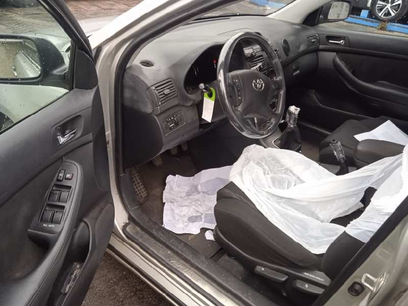 toyota avensis berlina (t25) del año 2004