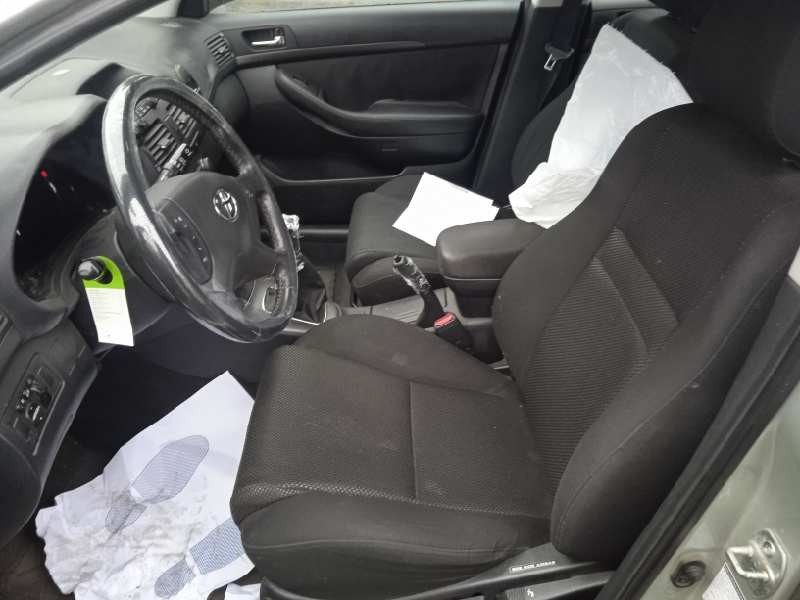 toyota avensis berlina (t25) del año 2004