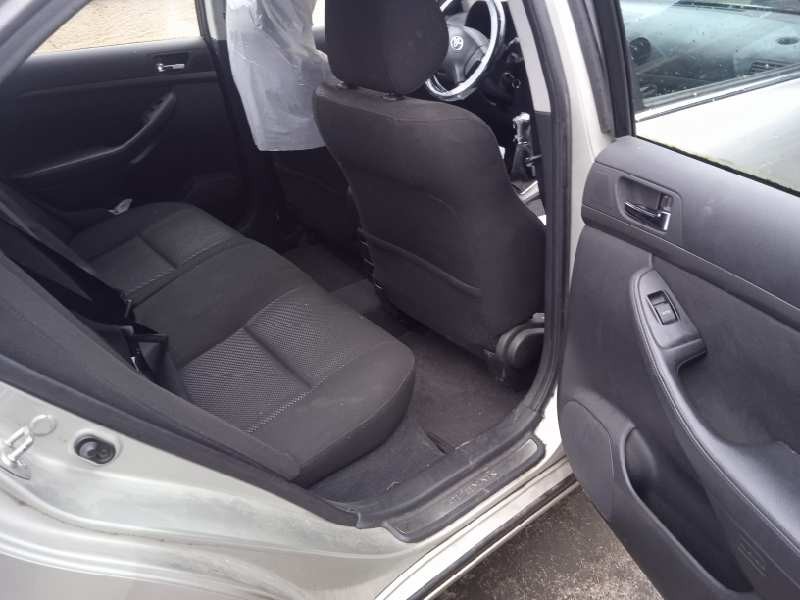 toyota avensis berlina (t25) del año 2004