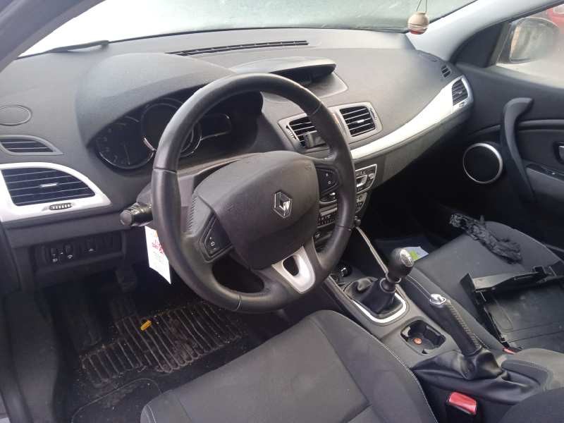 renault megane iii berlina 5 p del año 2009