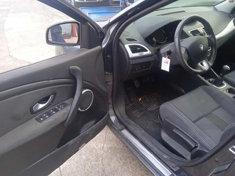 renault megane iii berlina 5 p del año 2009