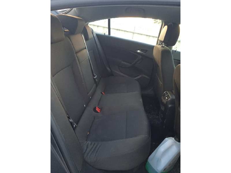 opel insignia berlina del año 2011