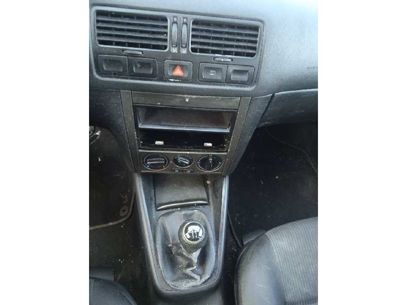 volkswagen bora berlina (1j2) del año 2002