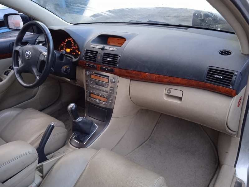 toyota avensis berlina (t25) del año 2005