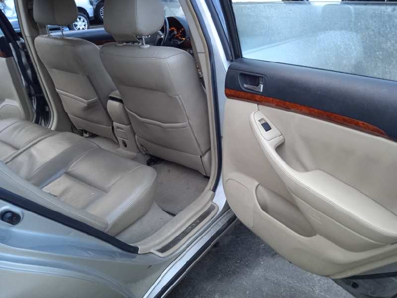 toyota avensis berlina (t25) del año 2005