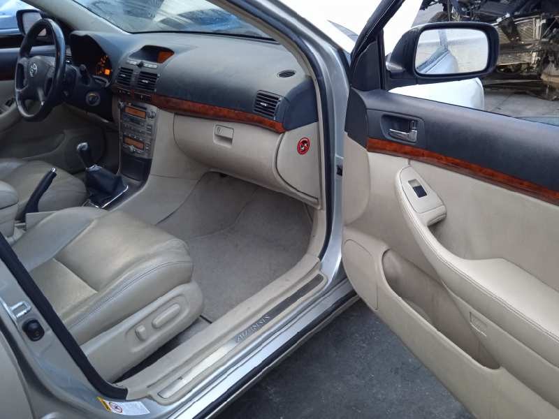 toyota avensis berlina (t25) del año 2005