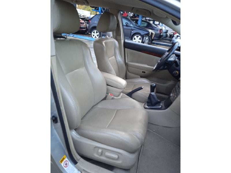 toyota avensis berlina (t25) del año 2005