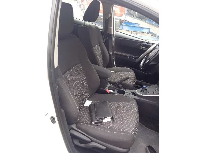 toyota auris del año 2015