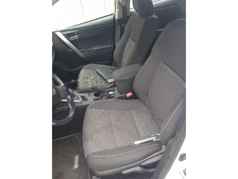 toyota auris del año 2015