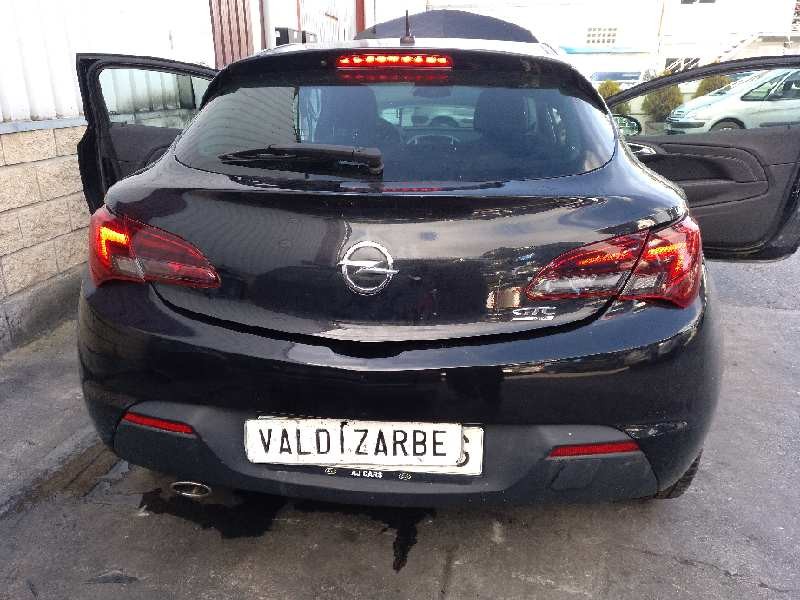 opel astra j gtc del año 2011