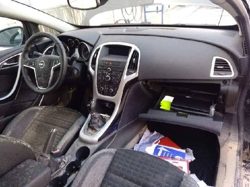 opel astra j gtc del año 2011