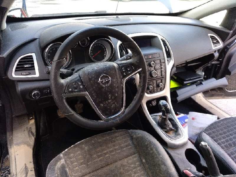 opel astra j gtc del año 2011