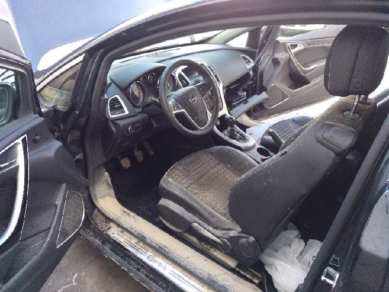 opel astra j gtc del año 2011