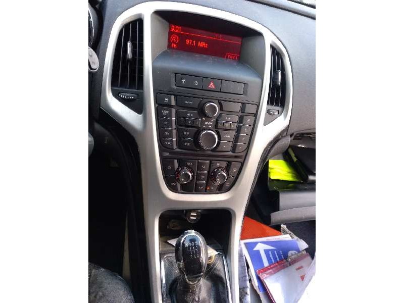 opel astra j gtc del año 2011