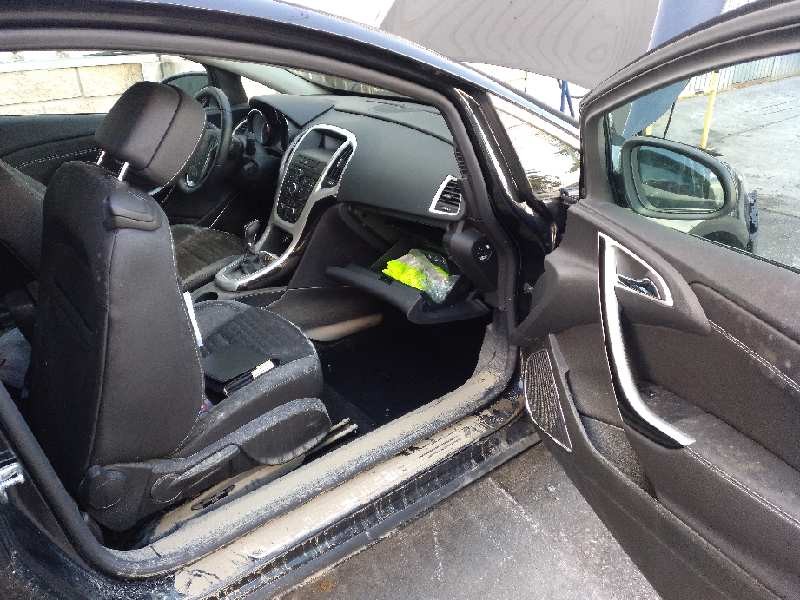 opel astra j gtc del año 2011