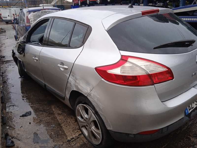 renault megane iii berlina 5 p del año 2010