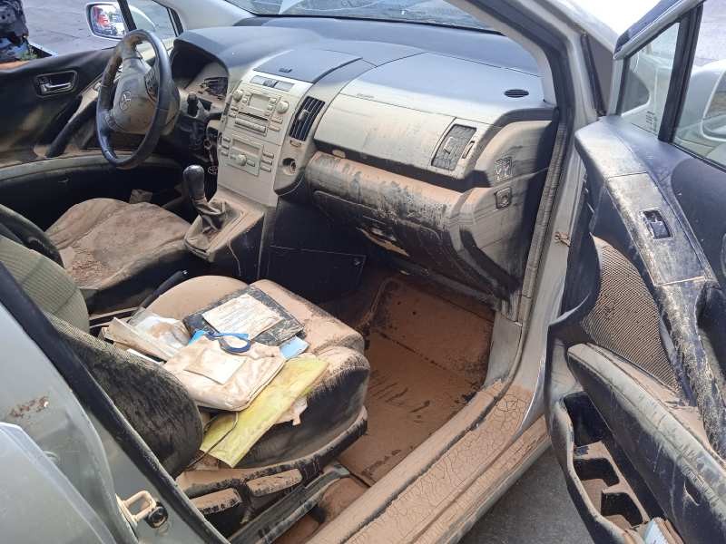 toyota corolla verso (r1) del año 2004