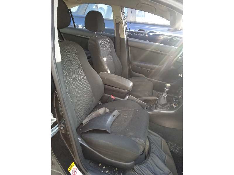 toyota avensis berlina (t25) del año 2006