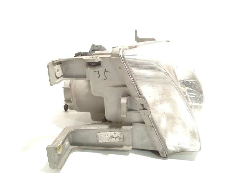 Recambio de faro derecho para hyundai trajet (fo) 2.0 crdi gls referencia OEM IAM 921043A020  