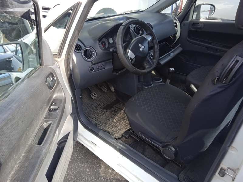 mitsubishi colt berlina 3 (z30) del año 2010