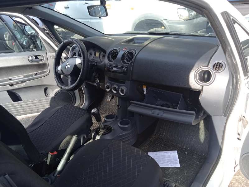 mitsubishi colt berlina 3 (z30) del año 2010