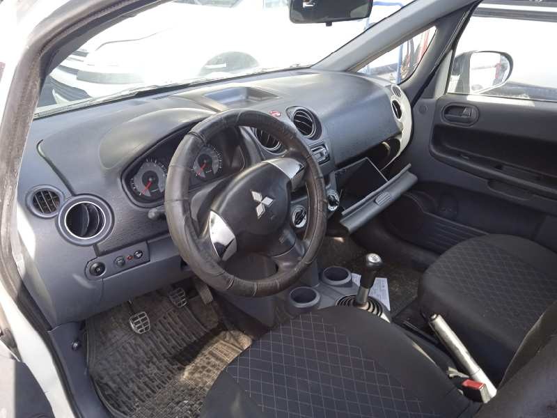 mitsubishi colt berlina 3 (z30) del año 2010