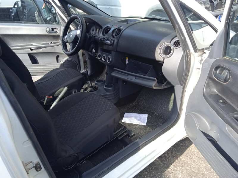 mitsubishi colt berlina 3 (z30) del año 2010