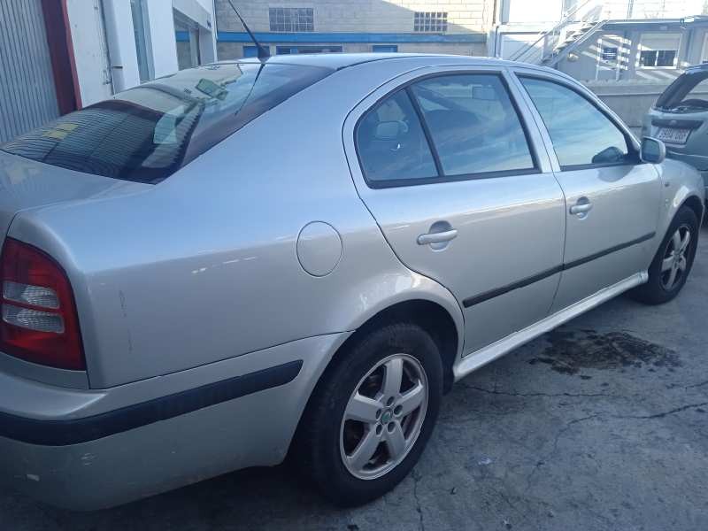 skoda octavia berlina (1u2) del año 2001