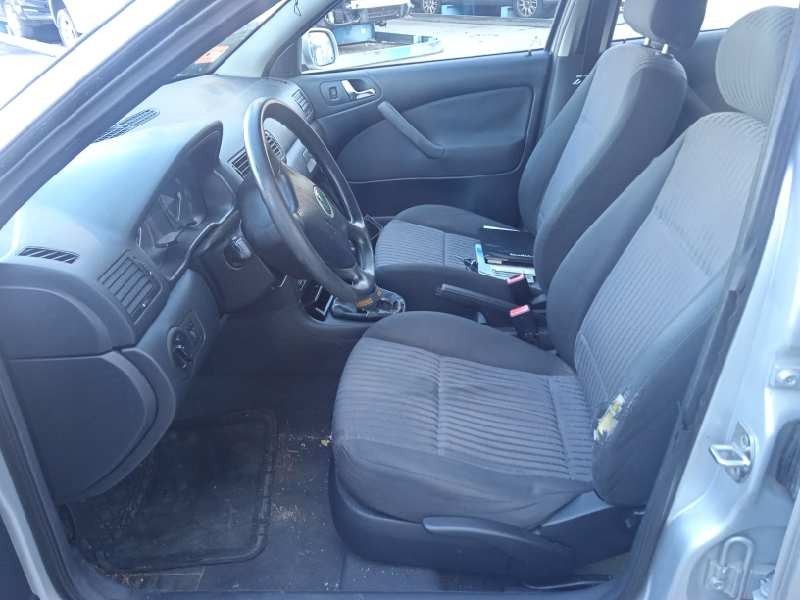 skoda octavia berlina (1u2) del año 2001