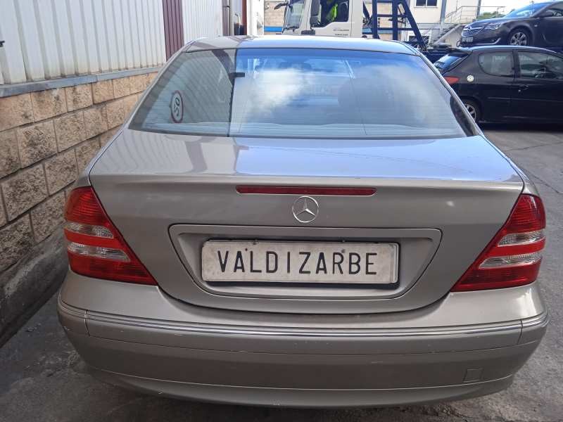 mercedes-benz clase c (w203) berlina del año 2004