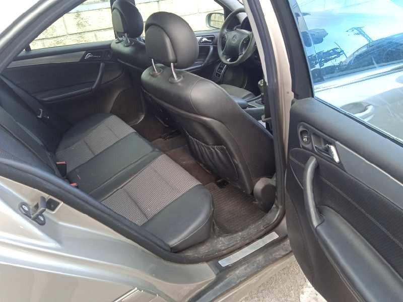 mercedes-benz clase c (w203) berlina del año 2004