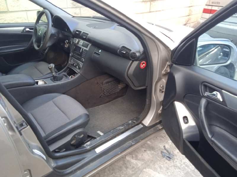 mercedes-benz clase c (w203) berlina del año 2004