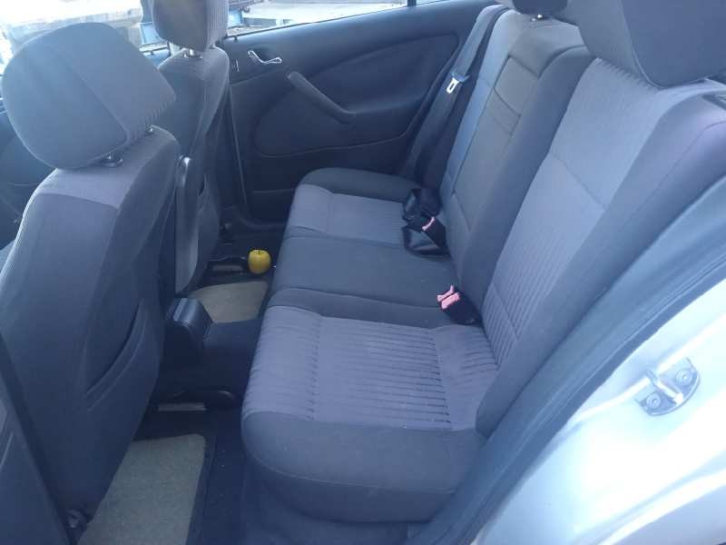 skoda octavia berlina (1u2) del año 2001