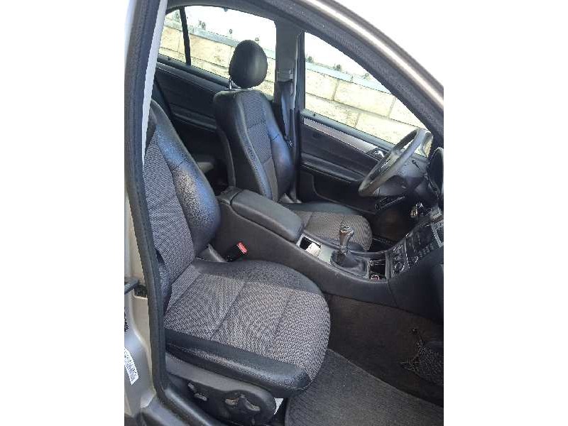 mercedes-benz clase c (w203) berlina del año 2004