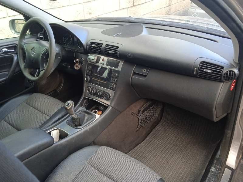 mercedes-benz clase c (w203) berlina del año 2004