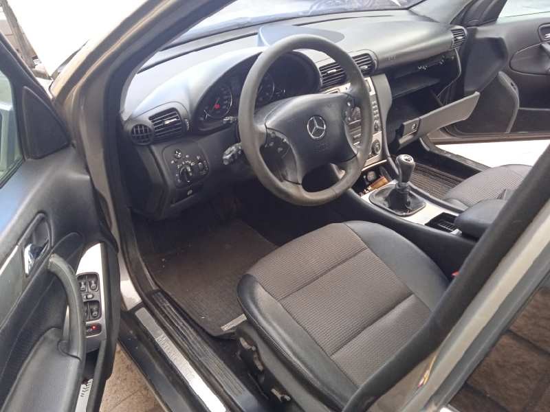 mercedes-benz clase c (w203) berlina del año 2004