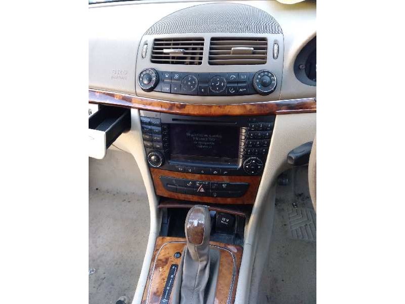 mercedes-benz clase e (w211) berlina del año 2004