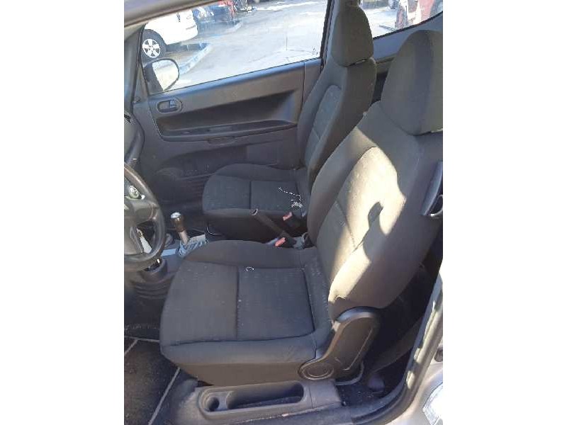 mitsubishi colt berlina 5 (z30a) del año 2005