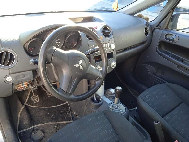 mitsubishi colt berlina 5 (z30a) del año 2005