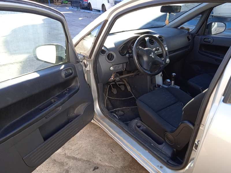 mitsubishi colt berlina 5 (z30a) del año 2005