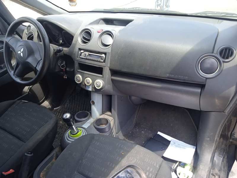 mitsubishi colt berlina 5 (z30a) del año 2006