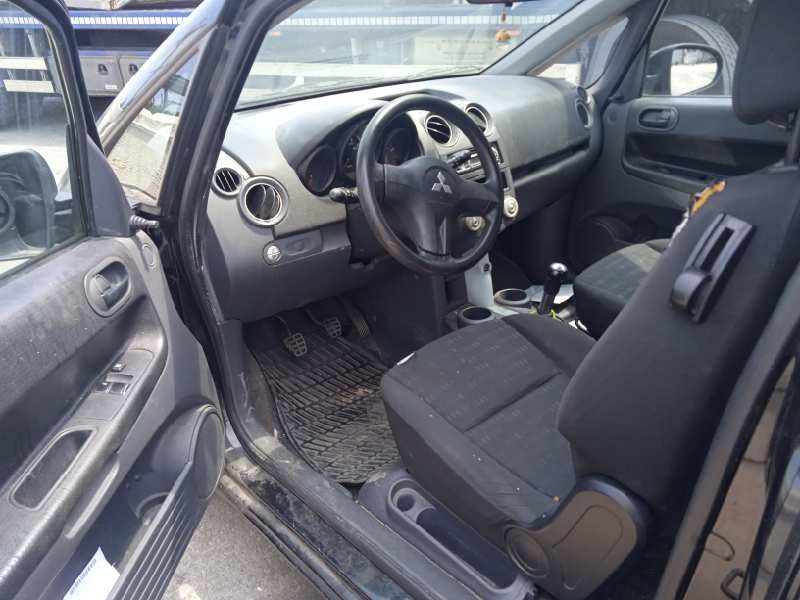 mitsubishi colt berlina 5 (z30a) del año 2006