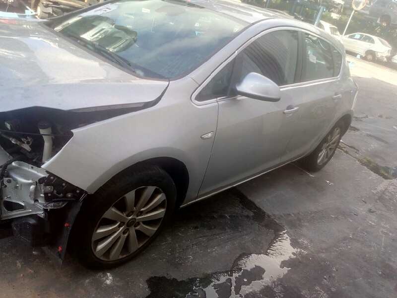 opel astra j gtc del año 2013